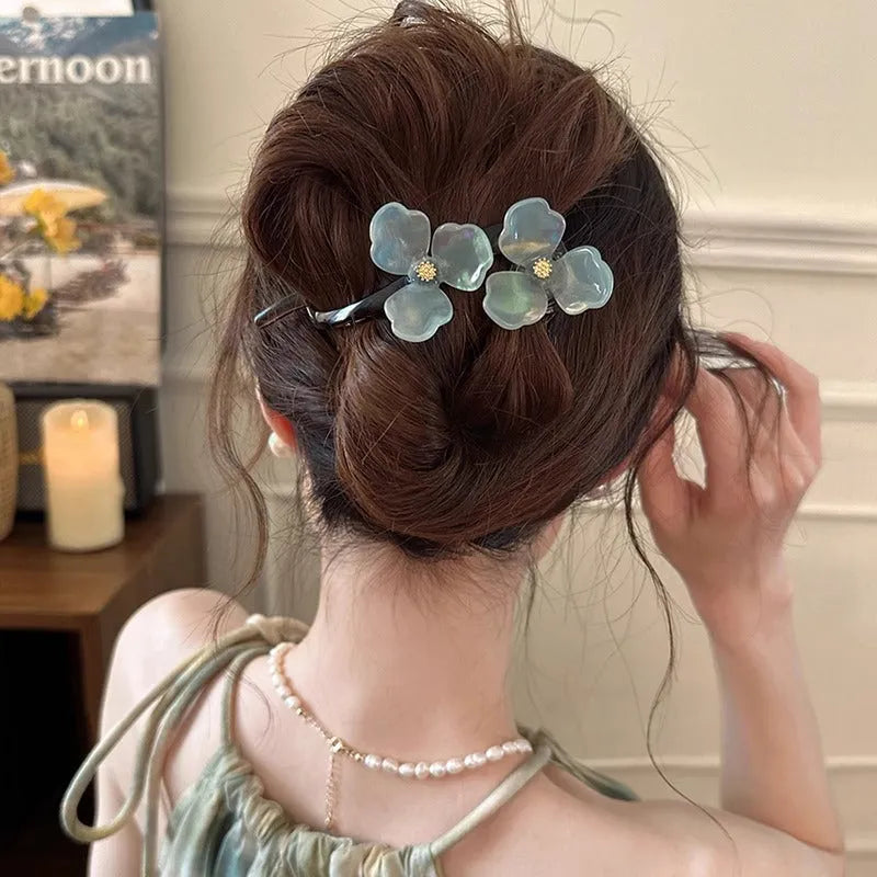 Retro flower bobby pin with acrylic petals in blue, beige, light blue, or pink colour options