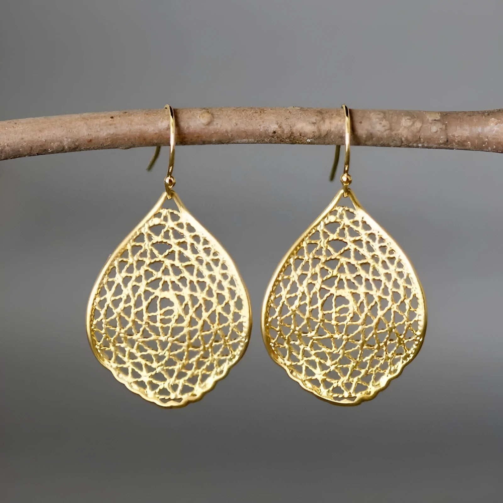 Gold retro leaf hollow pendant drop earrings with dangling design