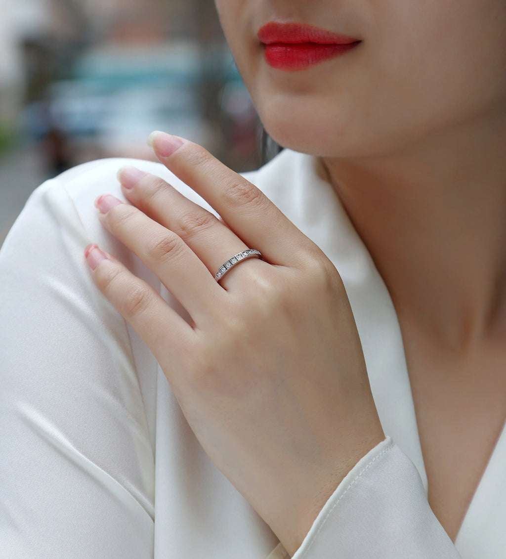 Moissanite wedding ring set in S925 silver with platinum plating, sizes 5-9, 2.2g per ring, GRA certificate included.