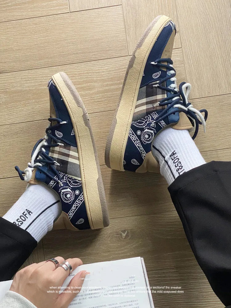 Men's low-top platform sneakers in beige with PU upper and rubber sole, lace-up closure, flat heel.