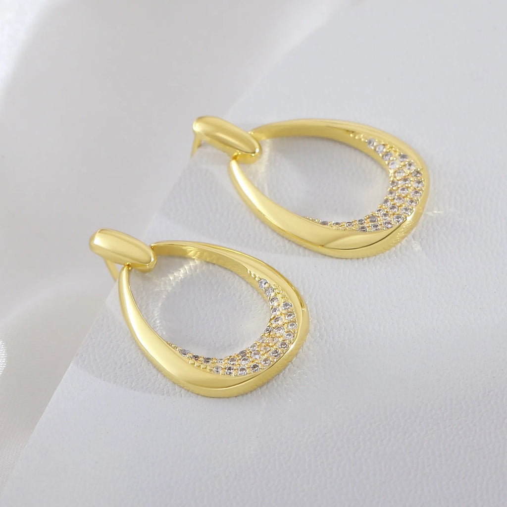 Women's geometric drop-shaped earrings in yellow gold with round and oval elements
