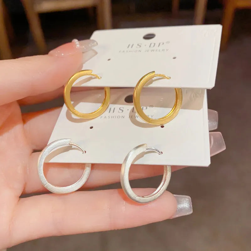 Gold-plated geometric ear clip with round eyelet design for women's clip-on jewellery