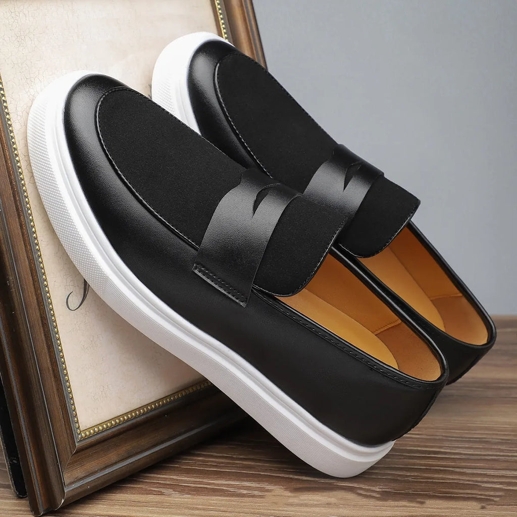 Men's black slip-on gommino loafers with tassel decoration and round toe