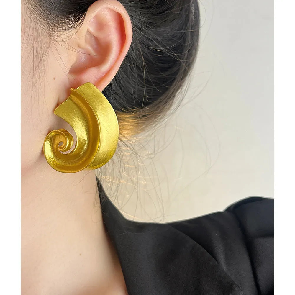Geometric stud earrings with retro design measuring 5cm in gold or silver colour