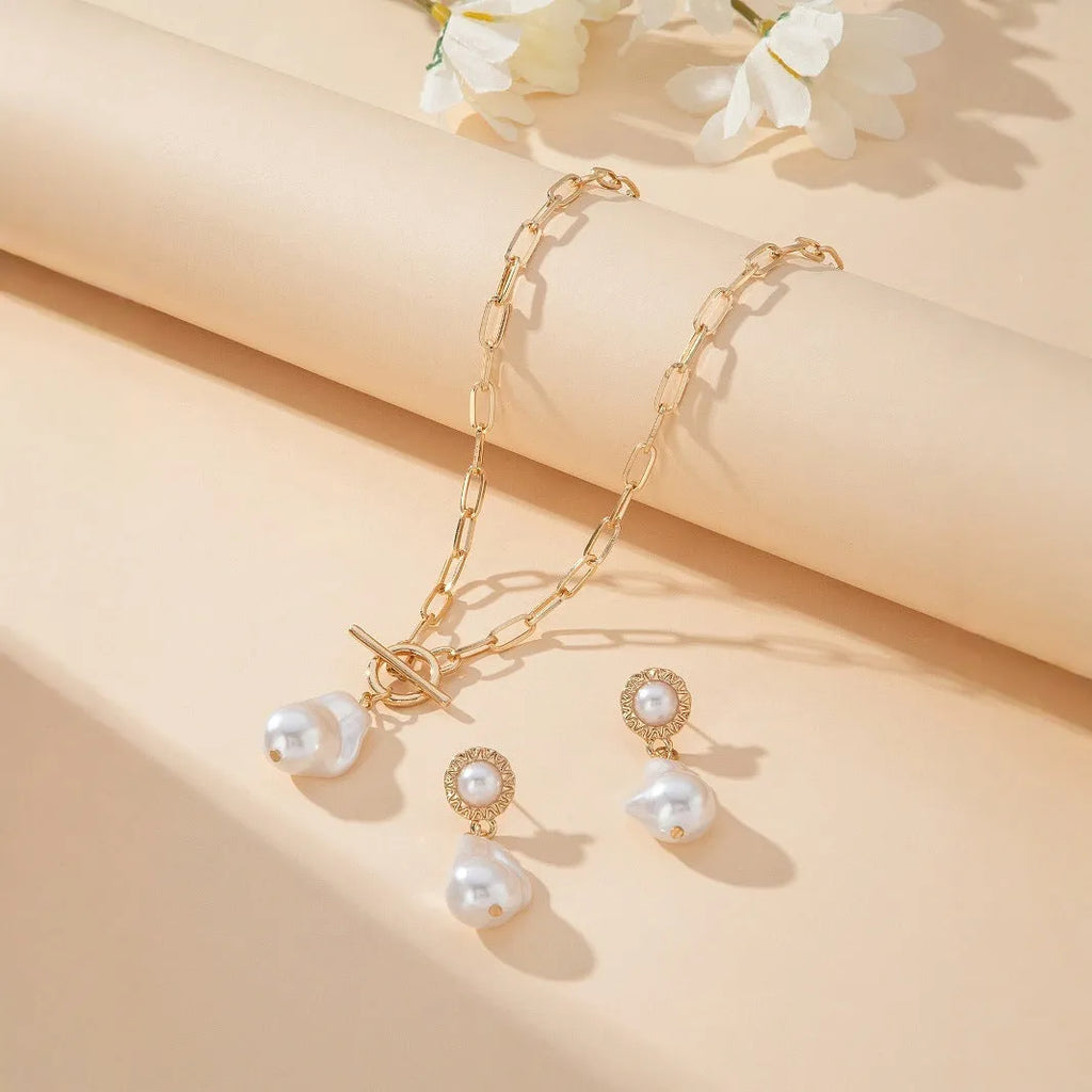 Gold-colour Retro Baroque pearl pendant necklace and matching stud earrings set on a white background.