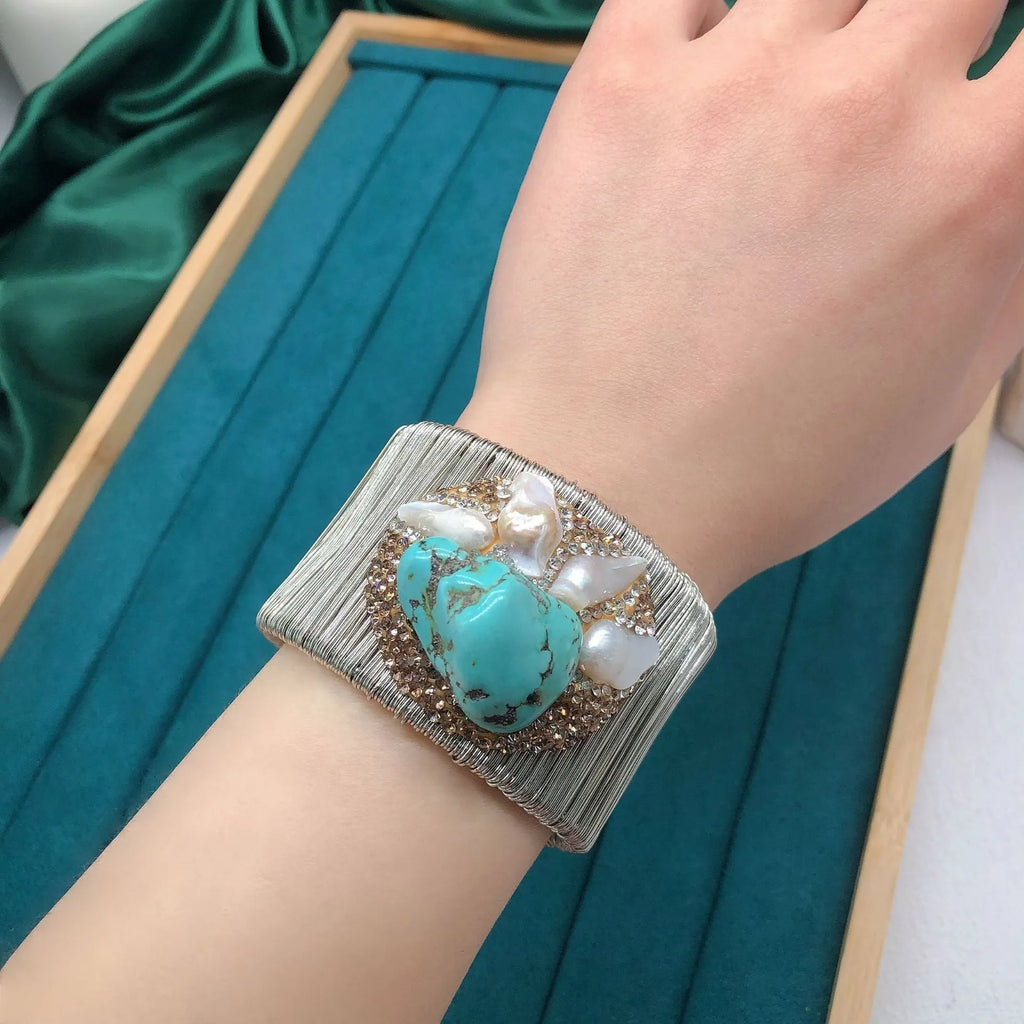 Silver coloured women's bracelet with pearl material and diamond inlay in original baroque design