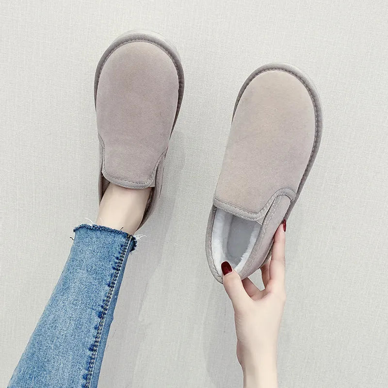 Flat heel snow boots with fleece lining in multiple colours on a white background.
