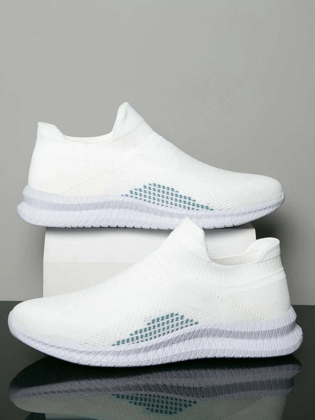 Men's white popcorn flyknit fabric low-top casual sneakers on a plain background.
