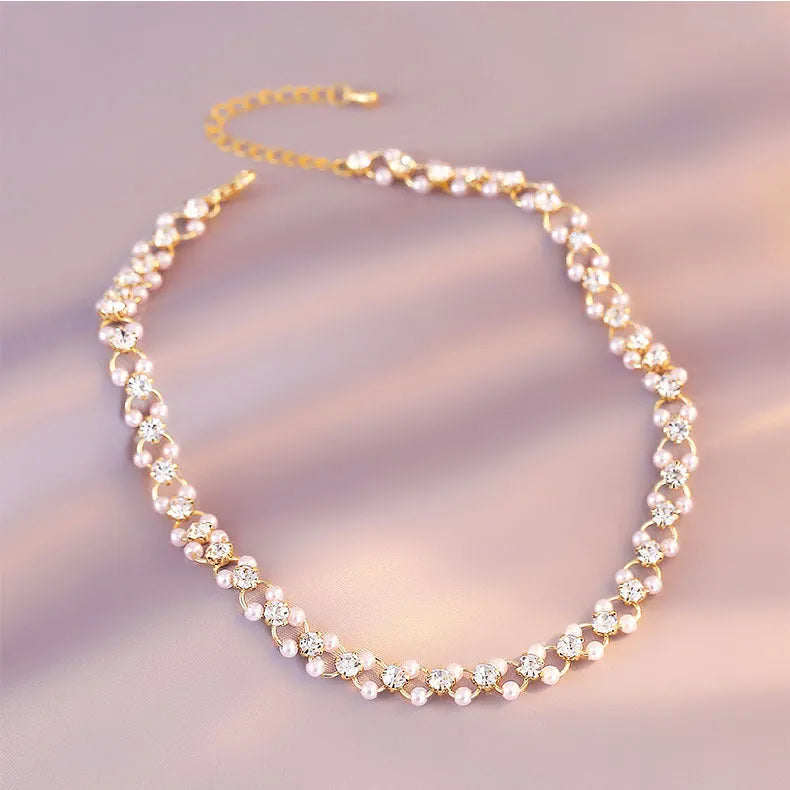 Female vintage retro imitation pearl necklace with geometric shape, adjustable 21-50cm perimeter, available in multiple colours