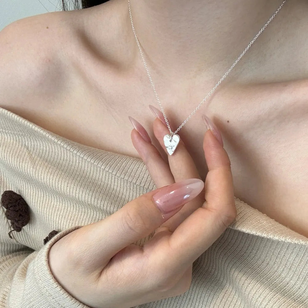 925 silver love heart clavicle necklace with O-ring chain and electroplated finish, shown in two colour options