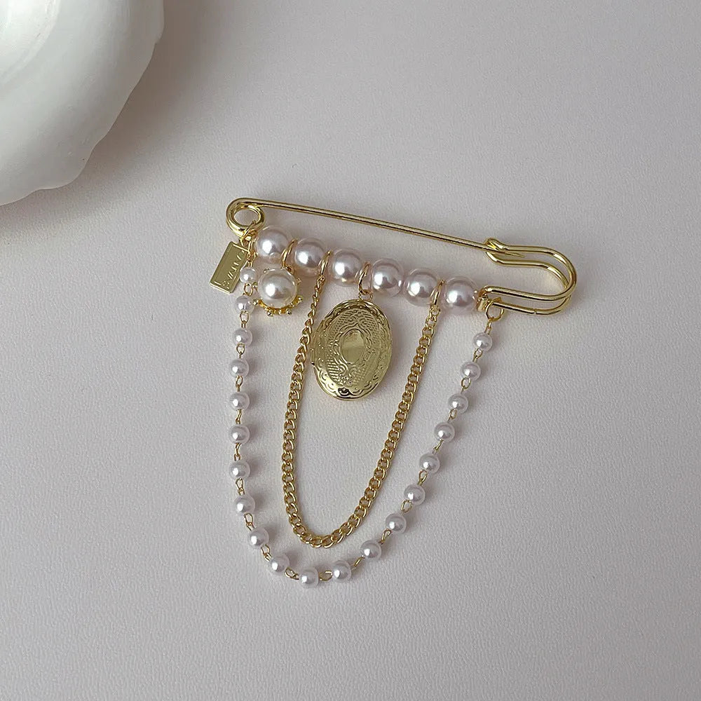 8 x 7cm retro pearl tassel brooch in copper and alloy with electroplated finish, colour as main image