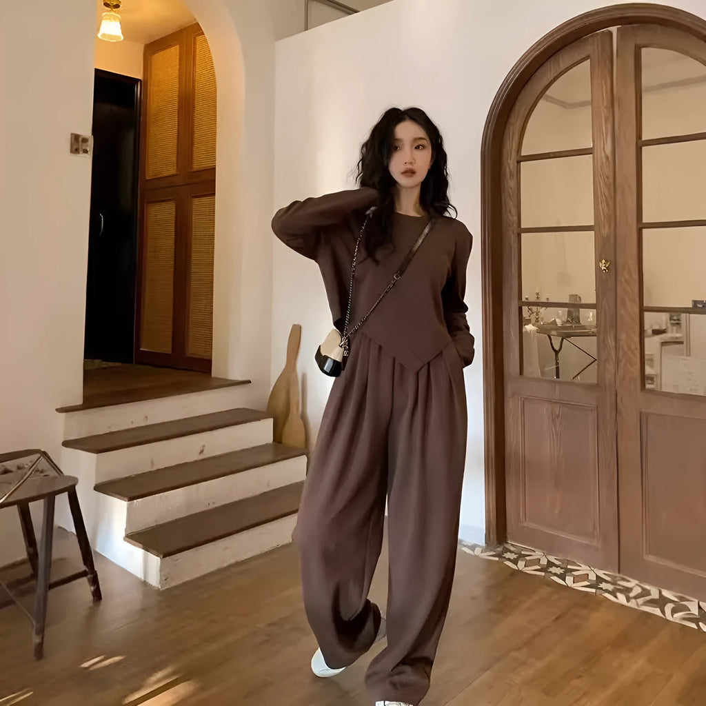 A loose-fitting khaki women's casual sports suit set with a long sleeve top and trousers.