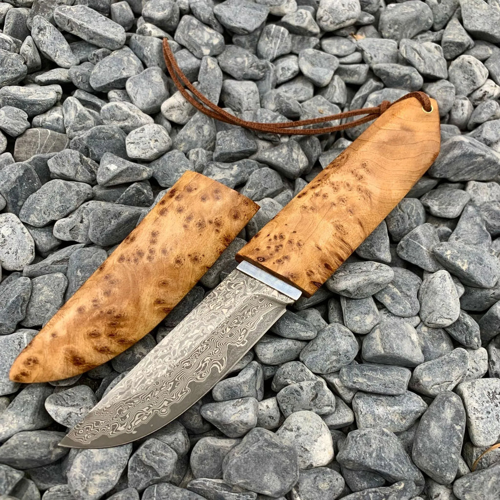 White Shadow short knife with Damascus steel blade and Thuja wood handle, showing full 18cm length.