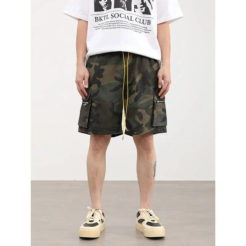 Men's camouflage multi-pocket work shorts with elastic waist and cropped length
