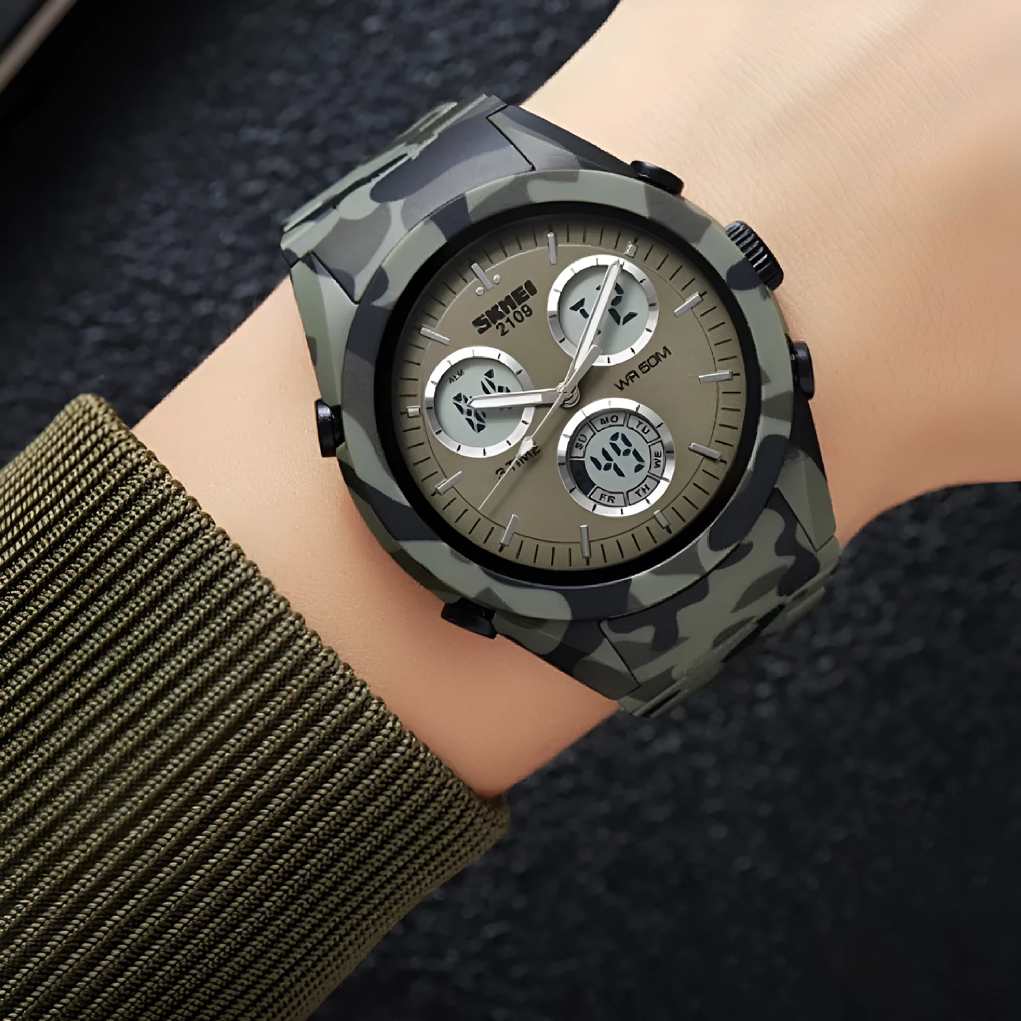 Unisex casual electronic watch with camouflage-pattern strap and 50m water resistance.