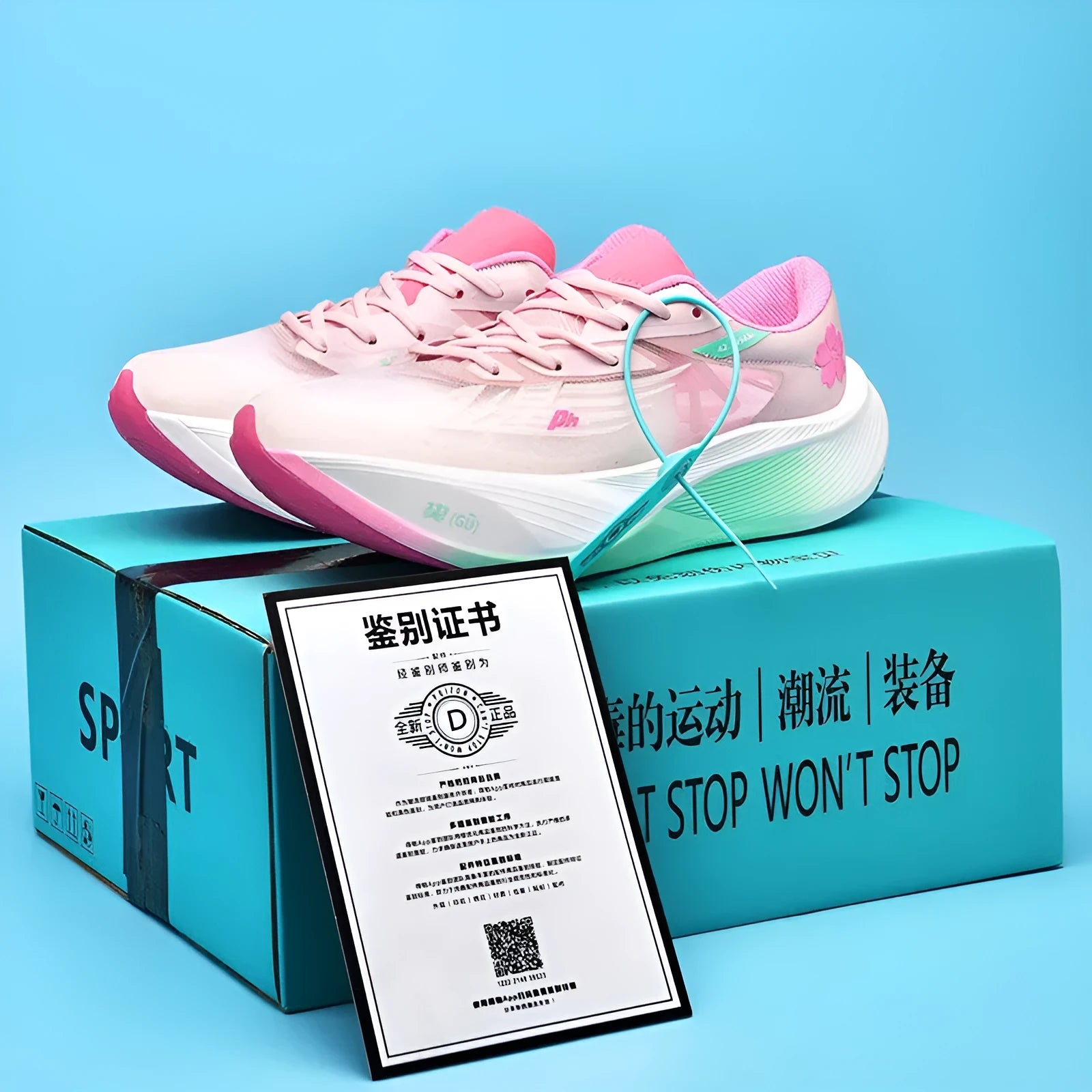 Low-top carbon plate running sneaker in a modern colour with mesh upper and natural rubber sole.