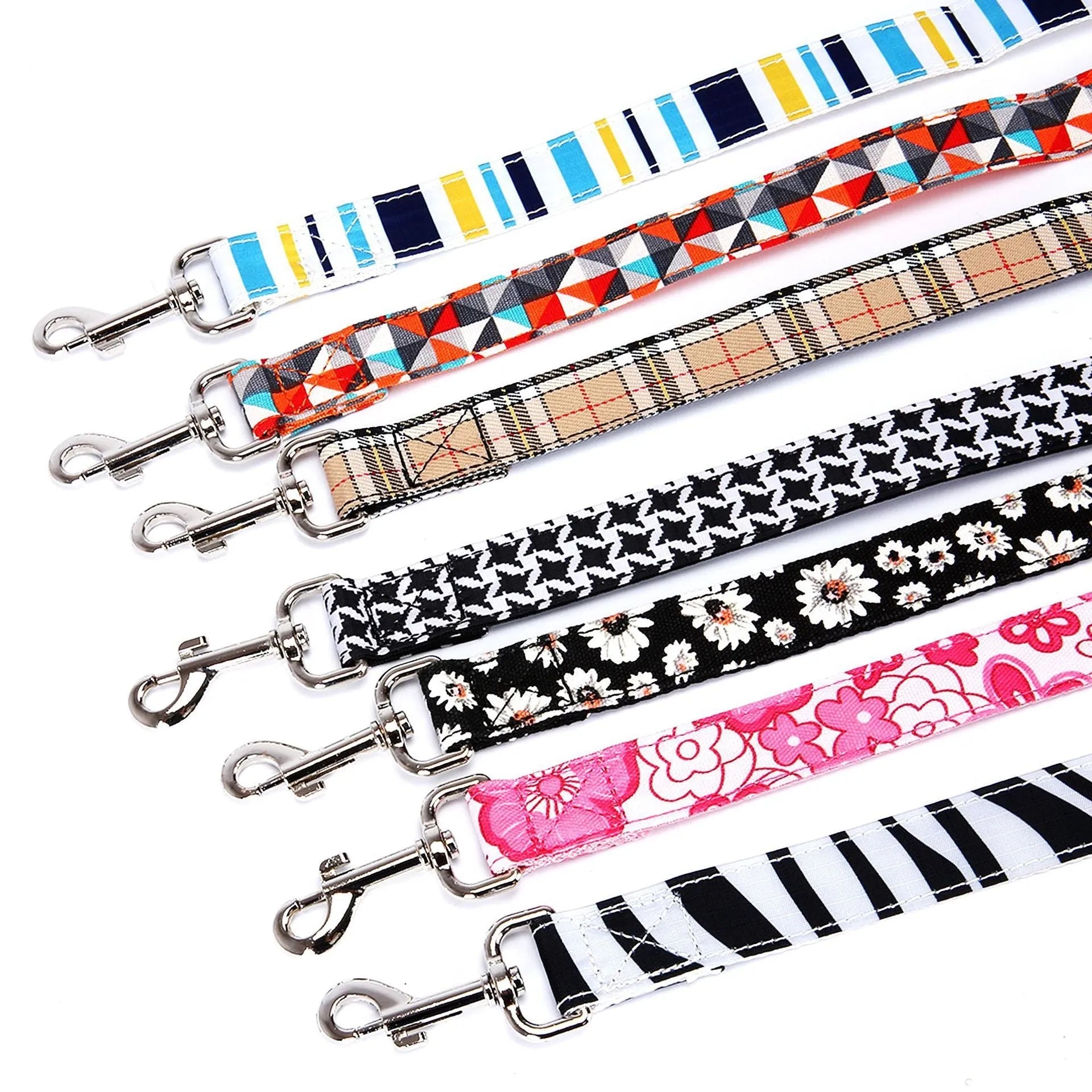 Black plaid stripe imitation nylon pet traction rope showing its 120 cm length.