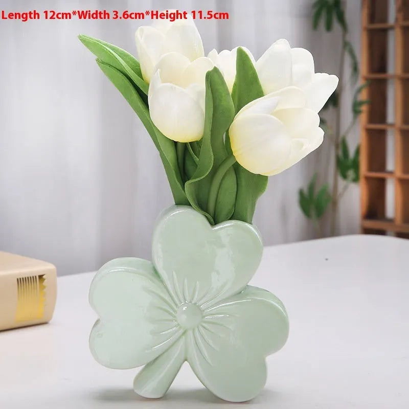 Clover-shaped white porcelain ceramic vase in European style with compact desktop dimensions