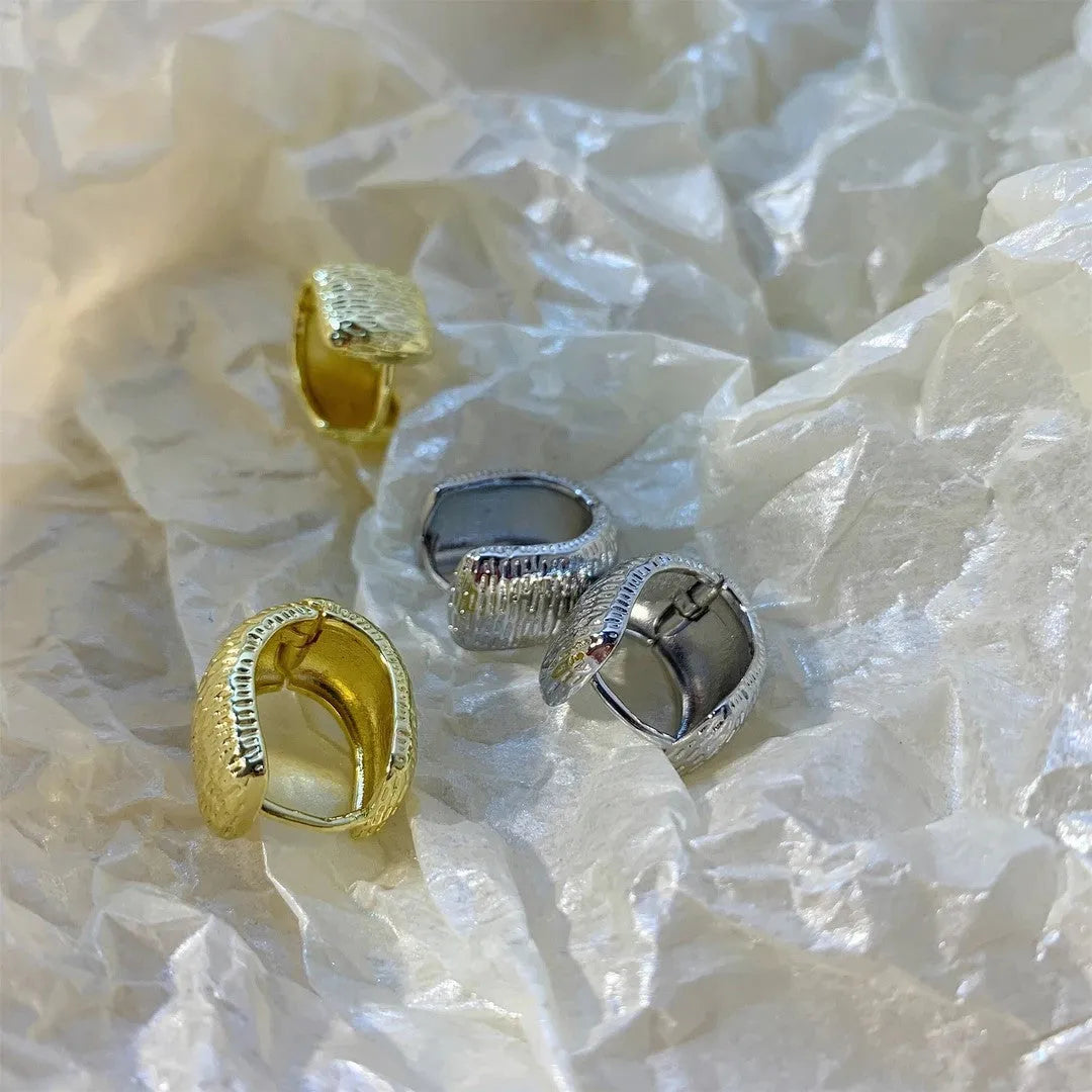 Gold geometric U-shaped alloy ear clip for women with electroplated finish