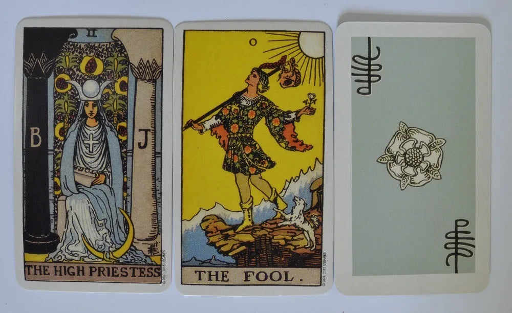 Tarot cards spread on a non-slip flannel tablecloth measuring 49x49cm, with a choice of black, green, silver, or check backs