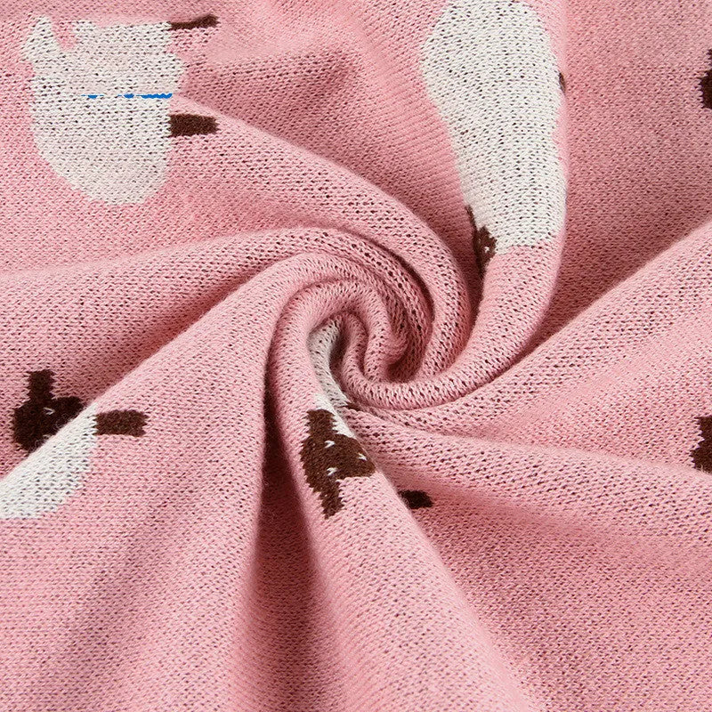 A pink 100x80 cm cotton baby blanket cover laid flat, designed to be windproof for infant cots.