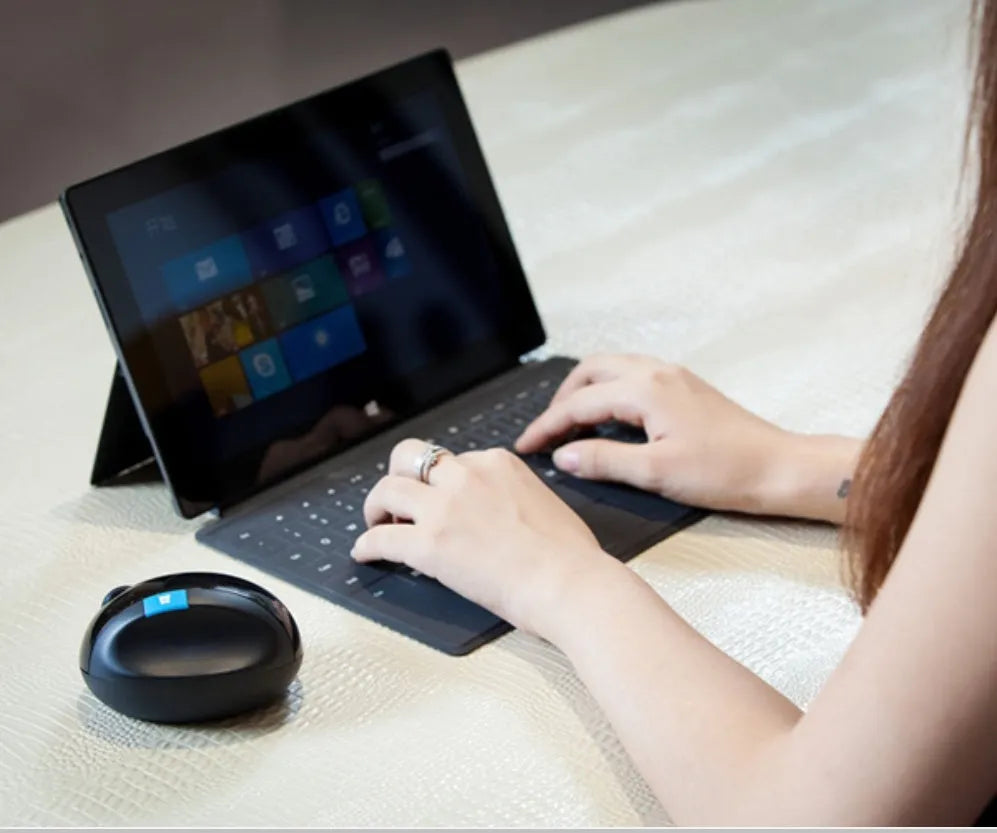 Microsoft wireless ergonomics mouse in black with normal size design and 2.4GHz receiver