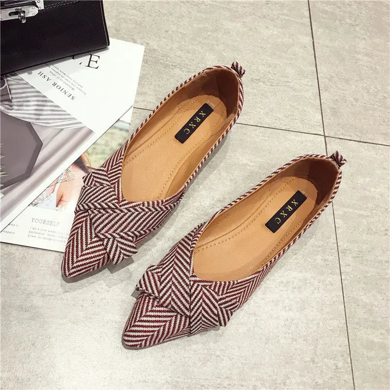 Women's pointed shallow mouth shoes in red and black colours with low flat heel and cotton upper