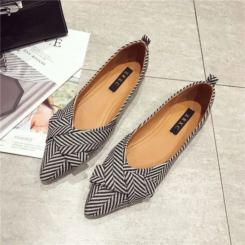 Women's pointed shallow mouth shoes in red and black colours with low flat heel and cotton upper