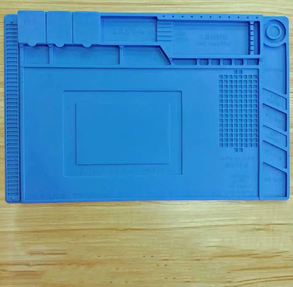 Blue silicone magnetic heat insulation repair pad 45.5 by 30 cm on a desk with repair tools