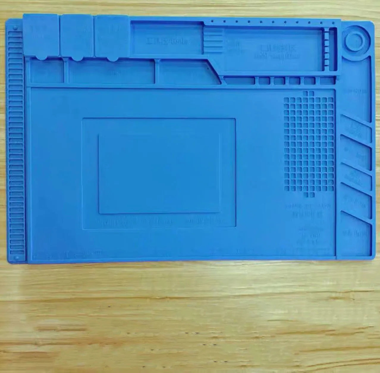 Blue silicone magnetic heat insulation repair pad 45.5 by 30 cm on a desk with repair tools