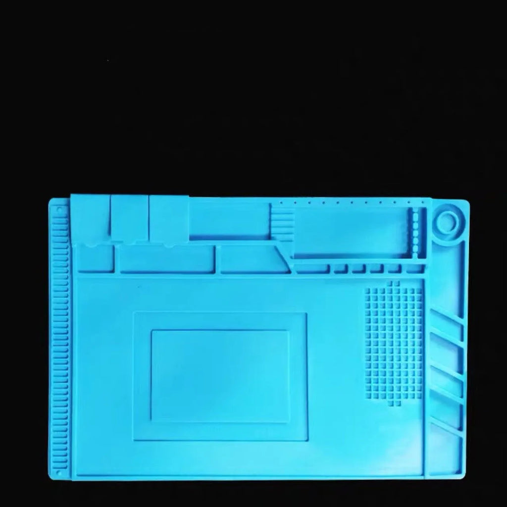 Blue silicone magnetic heat insulation repair pad 45.5 by 30 cm on a desk with repair tools