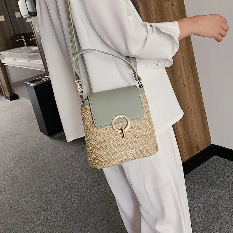 Hand-knitted straw square vertical bucket shoulder bag for women with zipper closure and soft handle
