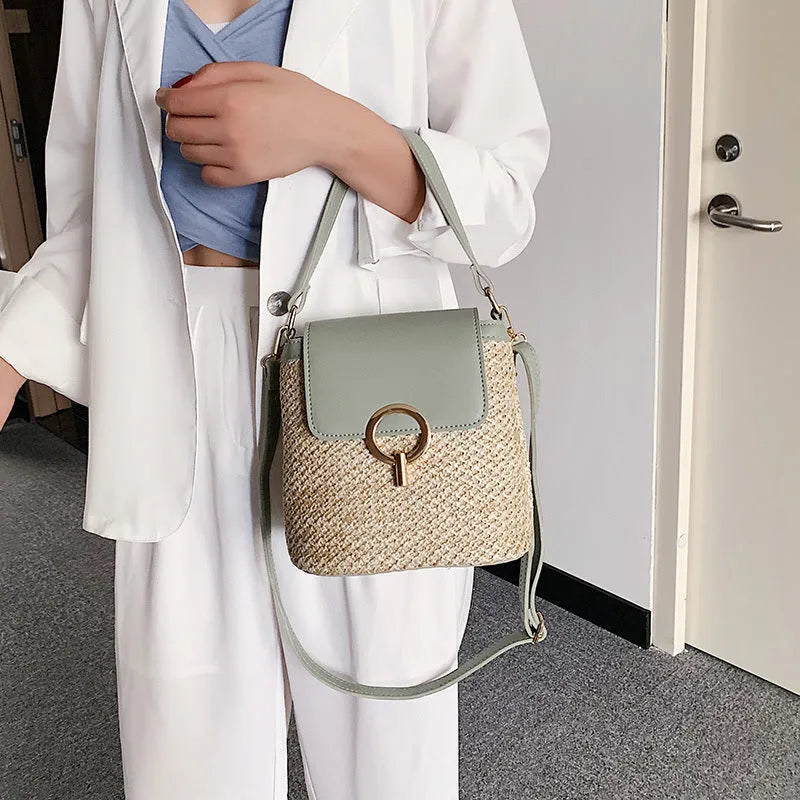 Hand-knitted straw square vertical bucket shoulder bag for women with zipper closure and soft handle
