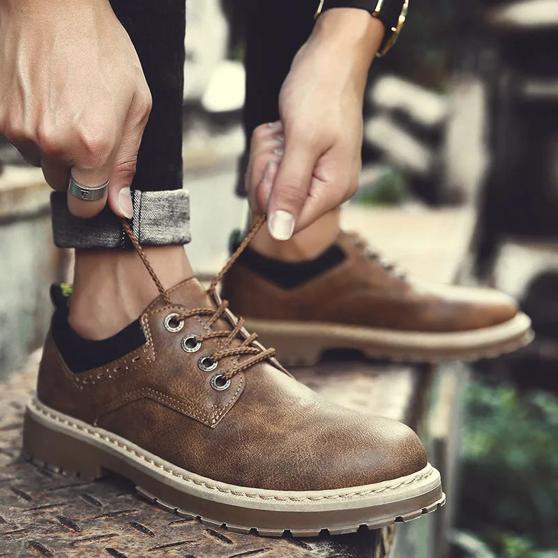 Men's low-top casual shoes in black with a round toe and front lace-up closure.