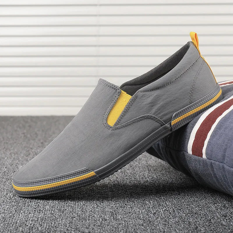 Men's casual canvas sneakers in three colours with vulcanised rubber sole and low-top design