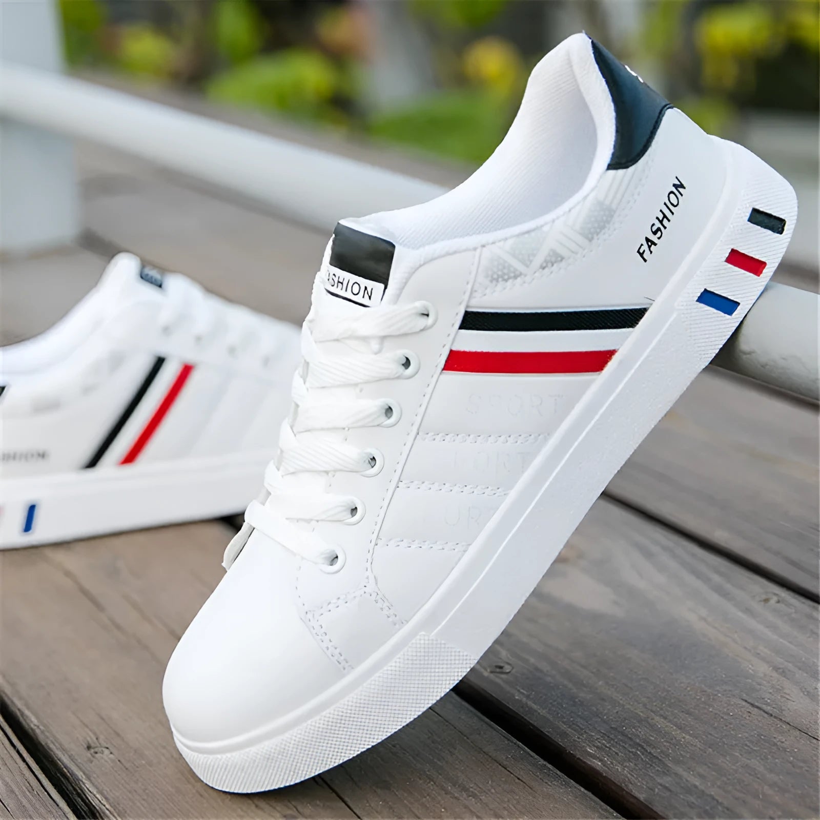 Unisex black sports shoes on a white background, showing the sole, with a sizing chart for codes 39 to 44 visible.