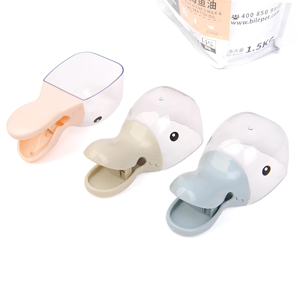 Cat food fresh-keeping clip with built-in scoop 14.7 x 5.5cm in pink