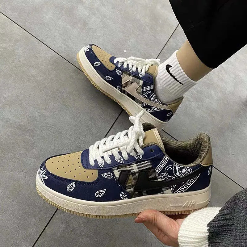 Men's low-top platform sneakers in beige with PU upper and rubber sole, lace-up closure, flat heel.