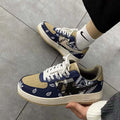 Men's low-top platform sneakers in beige with PU upper and rubber sole, lace-up closure, flat heel.