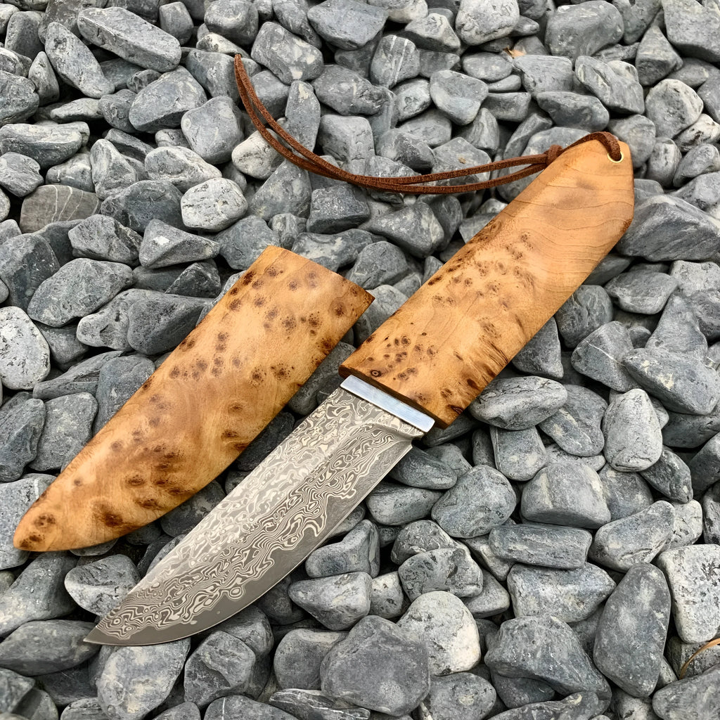 White Shadow short knife with Damascus steel blade and Thuja wood handle, showing full 18cm length.