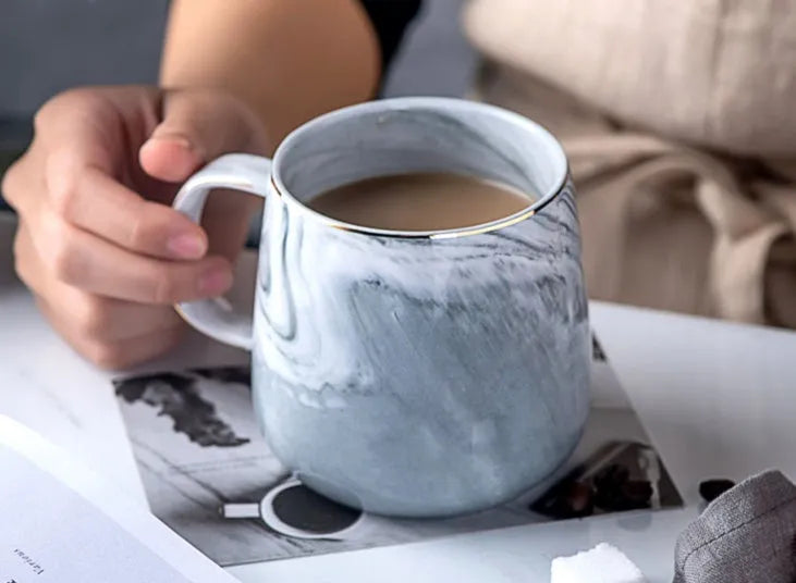 Ceramic mug with marble pattern, 320ml capacity, grey colour, on a table