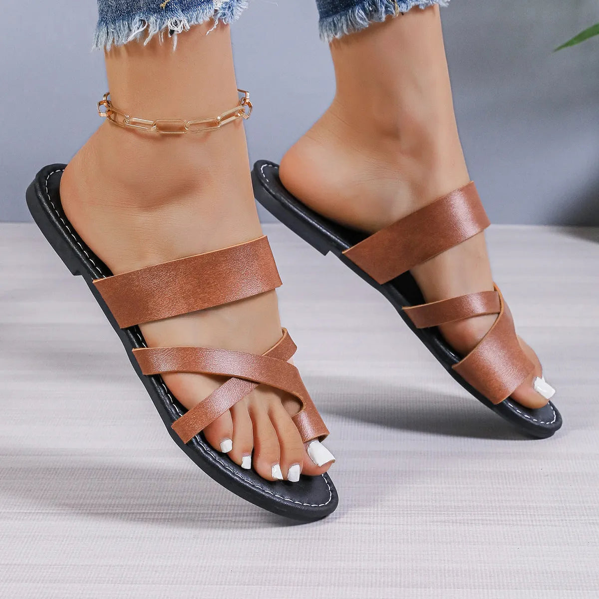 Casual round toe beach slippers in black with a one-line design and hollow-out details on the artificial PU upper.