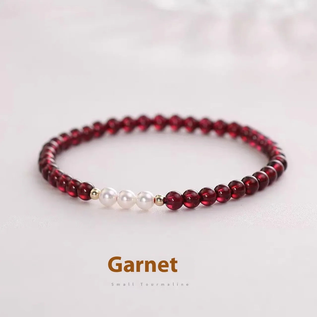 Women's elastic bracelet with 3mm Chinese garnet and artificial pearl crystal beads.