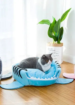 Shark-shaped pet bed for small dogs and cats in crystal velvet fabric