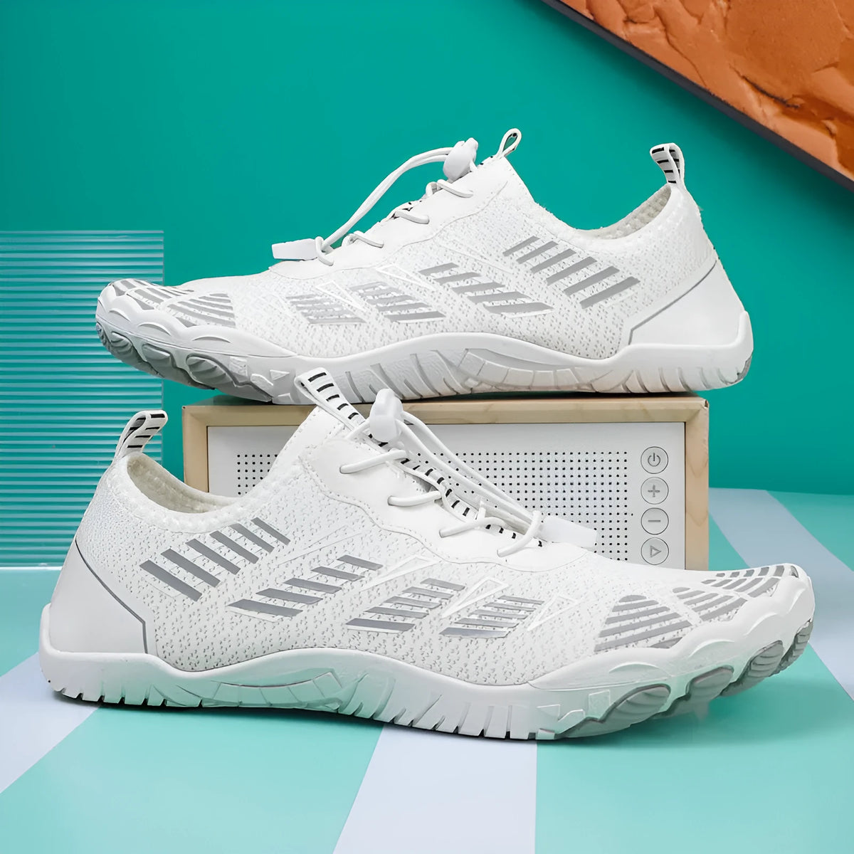 Low-top mesh climbing and fitness shoes with non-slip rubber sole in black and gray colour option
