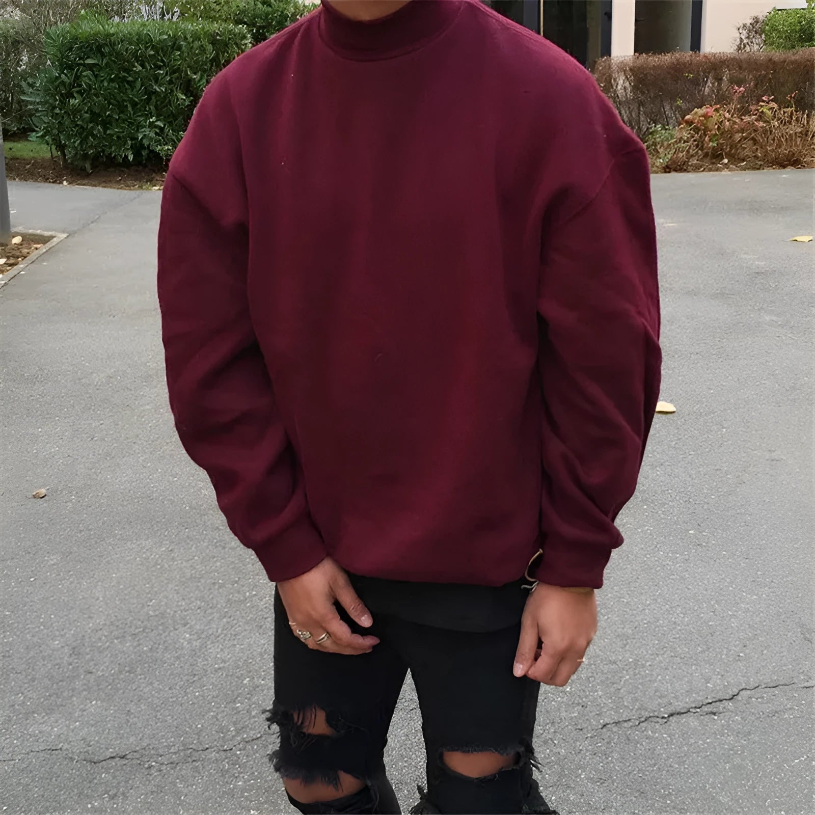 Solid colour men's round neck sweater in wine red, long sleeves, loose fit, plain knit polyester top