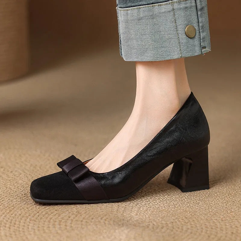 Retro square head chunky heel pumps for women in black with low-cut design and bow detail