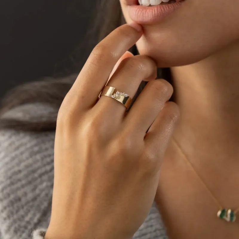 Gold-colour women's ring with zircon stone in copper electroplated setting