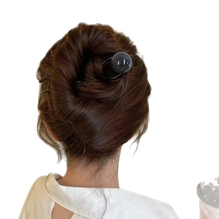 Simple retro-style U-shaped hair barrette made of acrylic in a beige colour.