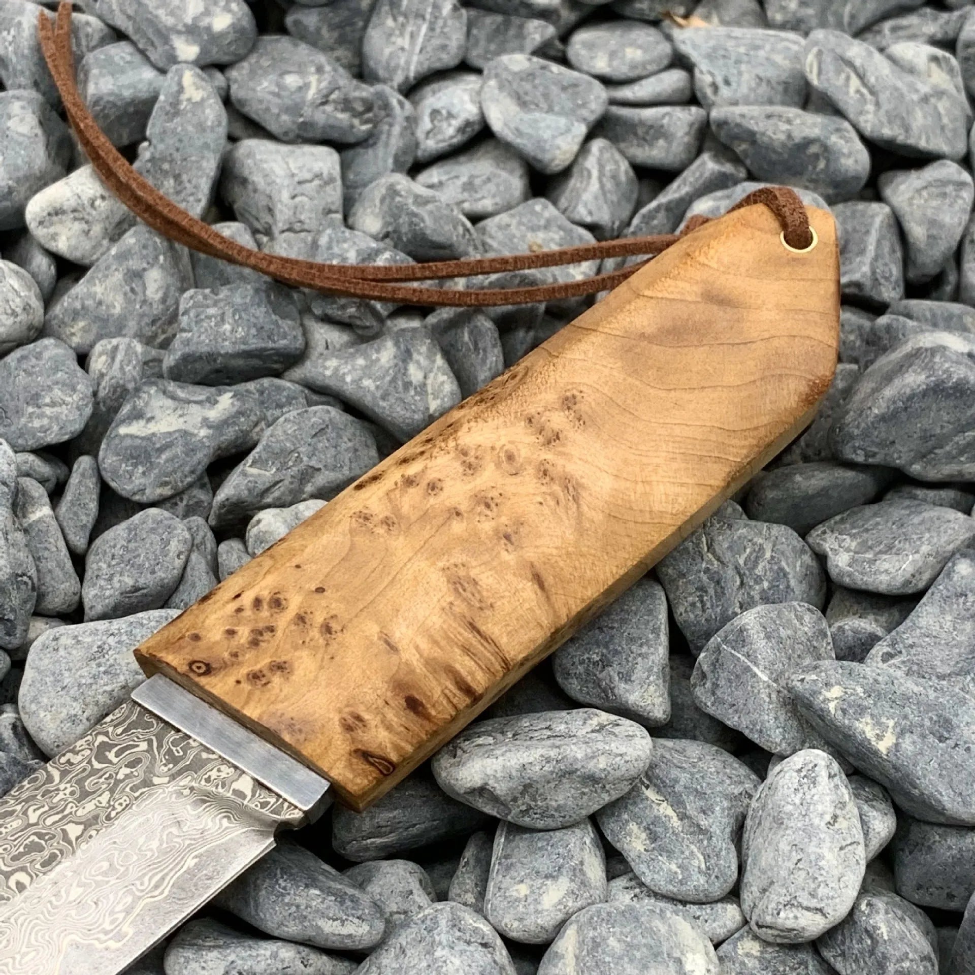 White Shadow short knife with Damascus steel blade and Thuja wood handle, showing full 18cm length.